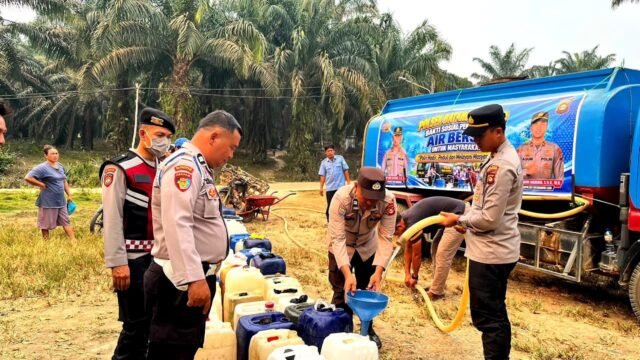 Personel Polsek Batanghari Leko salurkan 10.000 liter air bersih kepada warga Muba yang terdampak kekeringan.