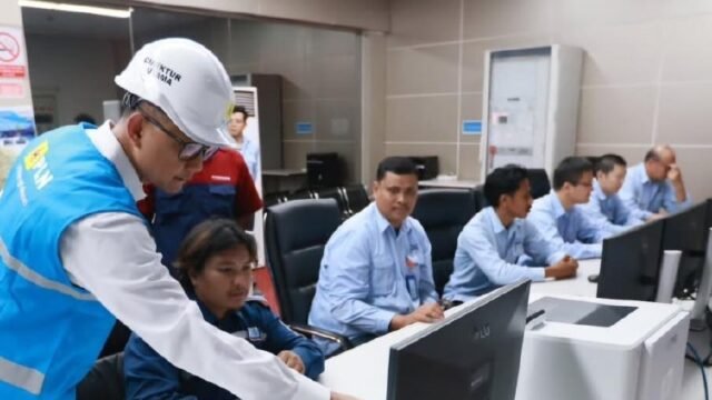 Dirut PLN Darmawan Prasodjo meninjau PLTU Jeneponto untuk peningkatan pasokan listrik Sulbagsel.