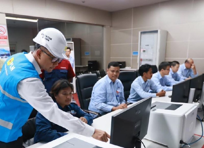 Dirut PLN Darmawan Prasodjo meninjau PLTU Jeneponto untuk peningkatan pasokan listrik Sulbagsel.