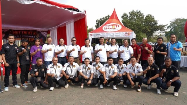 Danrem 044/Gapo Brigjen TNI Khabib Mahfud menghadiri Kicau Mania Piala Pangdam II/Swj bersama peserta dan masyarakat.