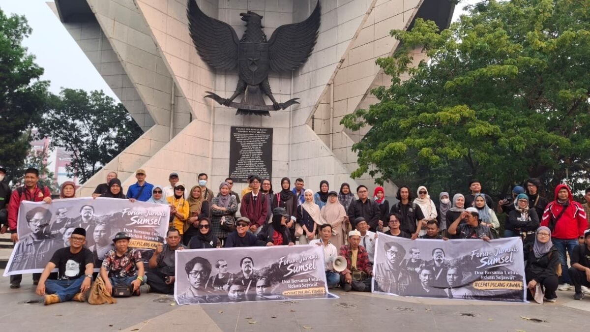 Jurnalis Sumsel doa bersama di Monpera Palembang desak penguatan keselamatan jurnalis saat liputan bencana