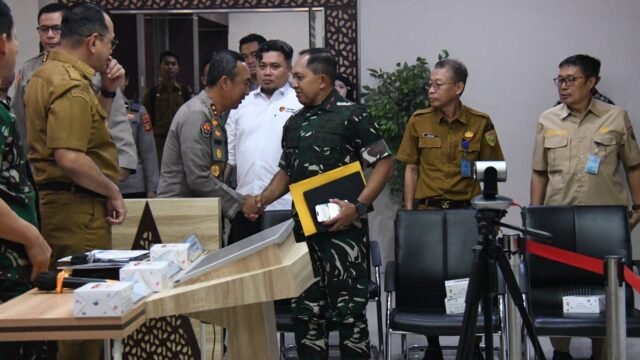 Danrem 044/Gapo Brigjen TNI Khabib Mahfud saat hadiri Rakor Penanggulangan Karhutla di Griya Agung Palembang.
