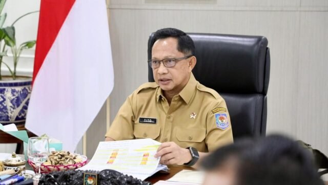 Mendagri Tito Karnavian memimpin rapat koordinasi penanganan karhutla