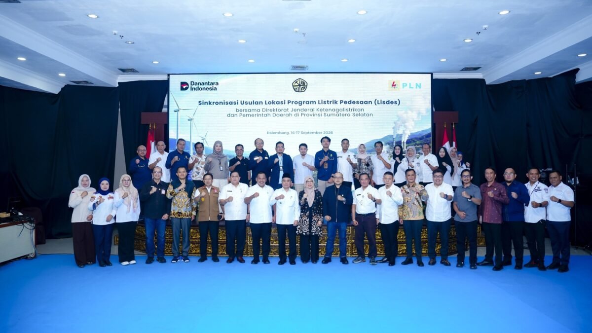 Petugas PLN dan perwakilan Kementerian ESDM serta pemerintah daerah berdiskusi tentang Program Listrik Perdesaan Sumatera Selatan.