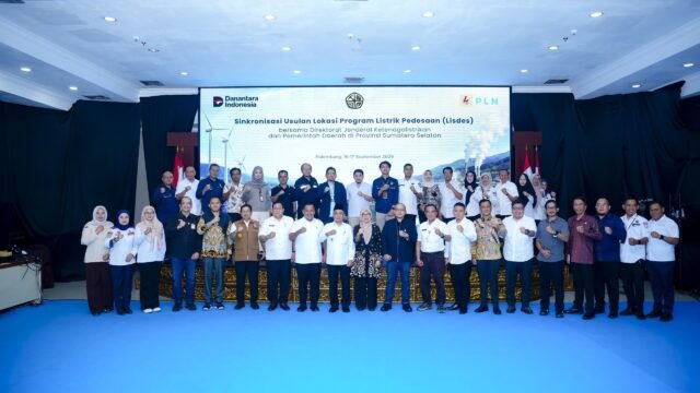 Petugas PLN dan perwakilan Kementerian ESDM serta pemerintah daerah berdiskusi tentang Program Listrik Perdesaan Sumatera Selatan.