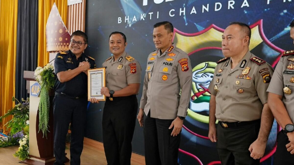 Personel Polda Sumsel menerima penghargaan dari Bea Cukai atas pengungkapan kasus narkoba di Sumatera Selatan