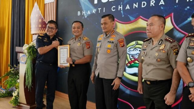 Personel Polda Sumsel menerima penghargaan dari Bea Cukai atas pengungkapan kasus narkoba di Sumatera Selatan