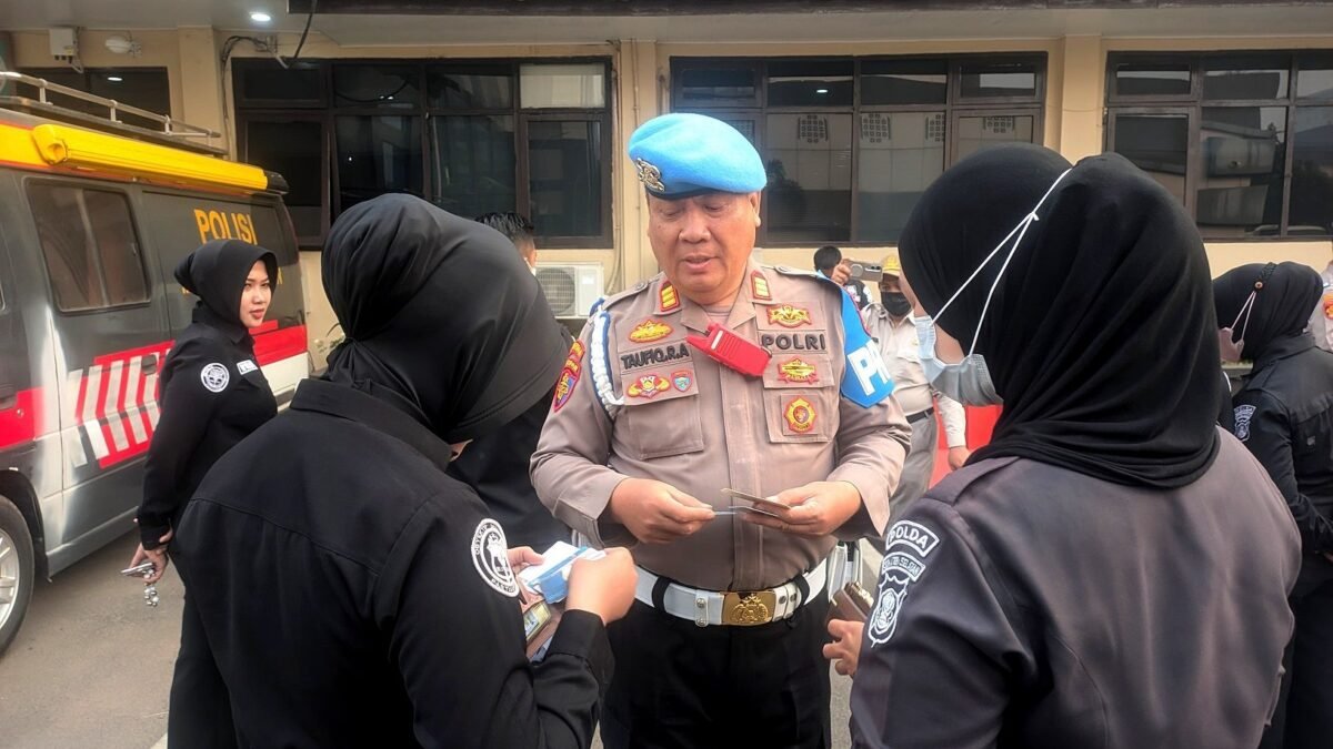 Petugas Subbid Provos Bidpropam Polda Sumsel melakukan pemeriksaan Gaktiblin terhadap personel Bidhumas.