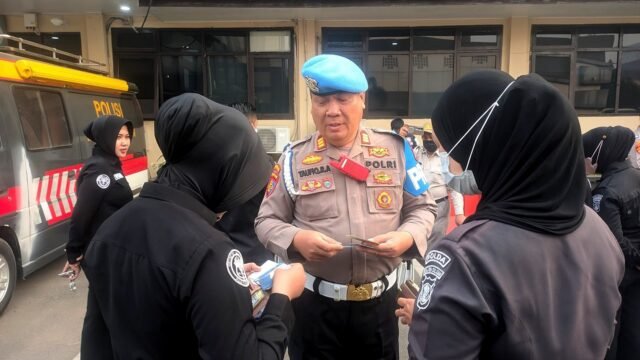 Petugas Subbid Provos Bidpropam Polda Sumsel melakukan pemeriksaan Gaktiblin terhadap personel Bidhumas.