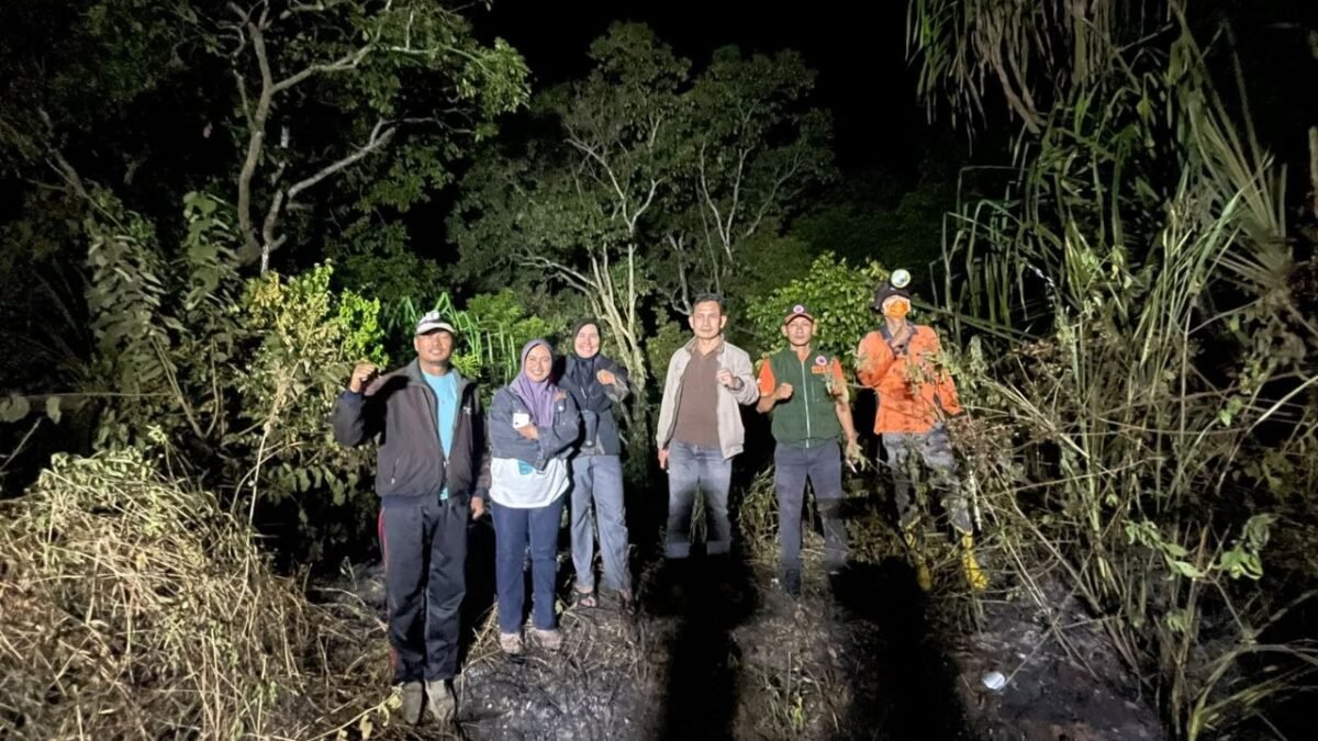 Petugas Polsek Banding Agung dan warga saat pemadaman titik api di Simpang Sender Utara OKU Selatan.