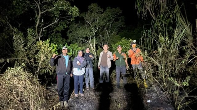 Petugas Polsek Banding Agung dan warga saat pemadaman titik api di Simpang Sender Utara OKU Selatan.