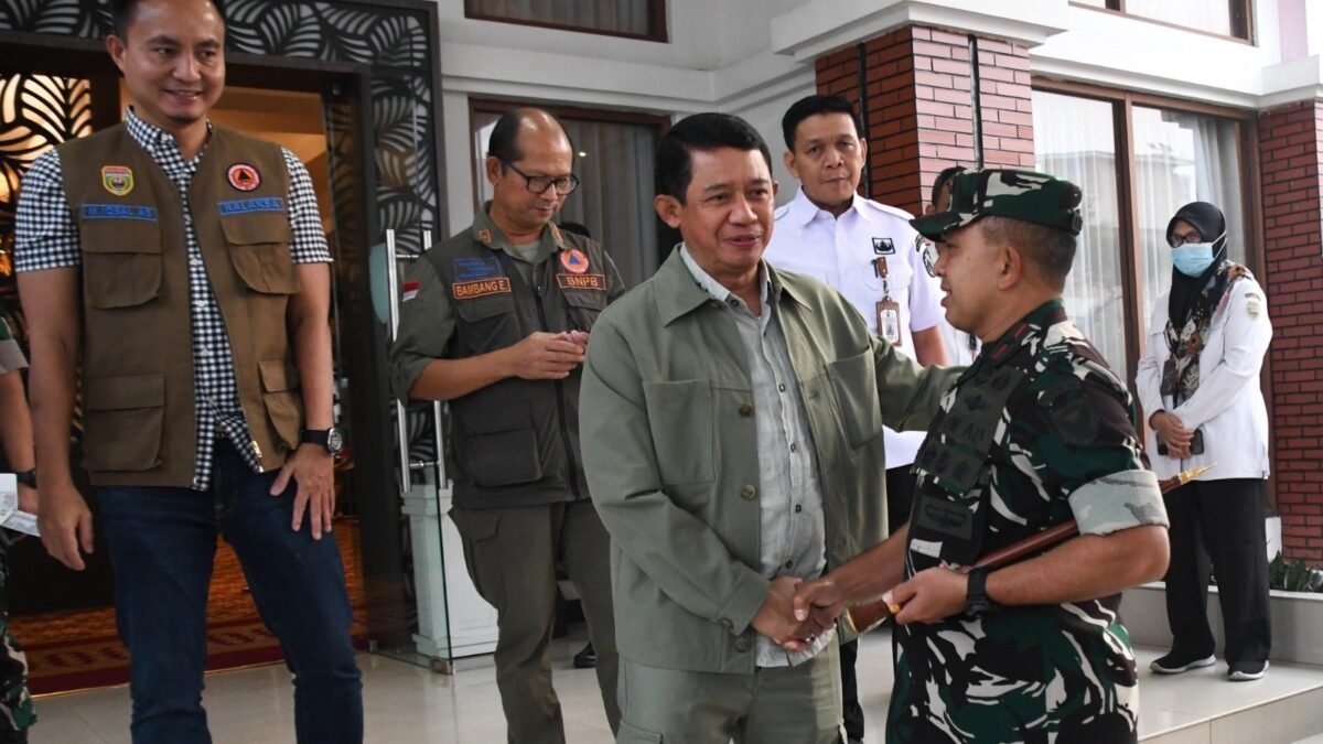 Danrem 044/Gapo Brigjen TNI Khabib Mahfud mengantar Kepala BNPB Letjen TNI Dr. Suharyanto di Bandara SMB II Palembang usai tinjau Karhutla Sumsel.