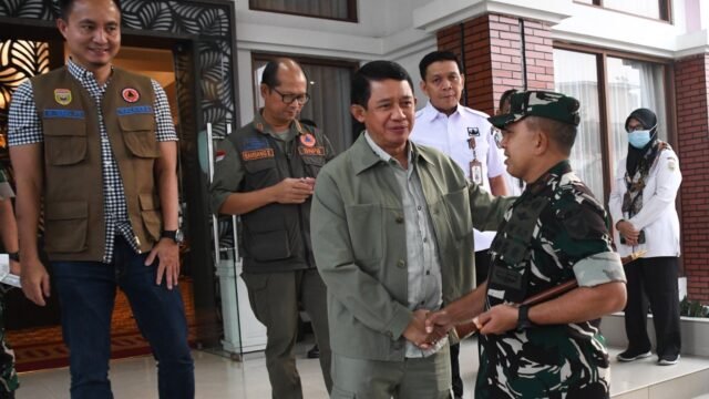 Danrem 044/Gapo Brigjen TNI Khabib Mahfud mengantar Kepala BNPB Letjen TNI Dr. Suharyanto di Bandara SMB II Palembang usai tinjau Karhutla Sumsel.