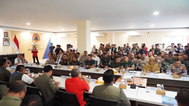 Danrem 044/Gapo Brigjen TNI Khabib Mahfud saat Rakor Karhutla Sumsel bersama Forkopimda