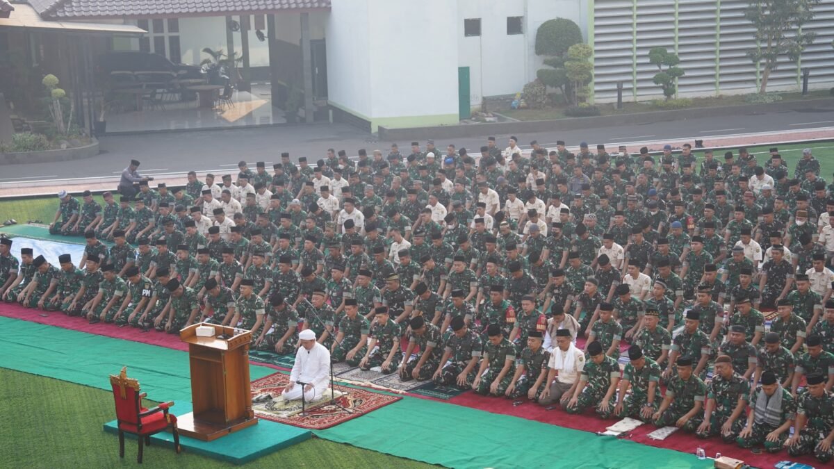 Prajurit Kodam II Sriwijaya dan masyarakat melaksanakan Sholat Istisqa berjamaah di Lapangan Makodam Palembang.