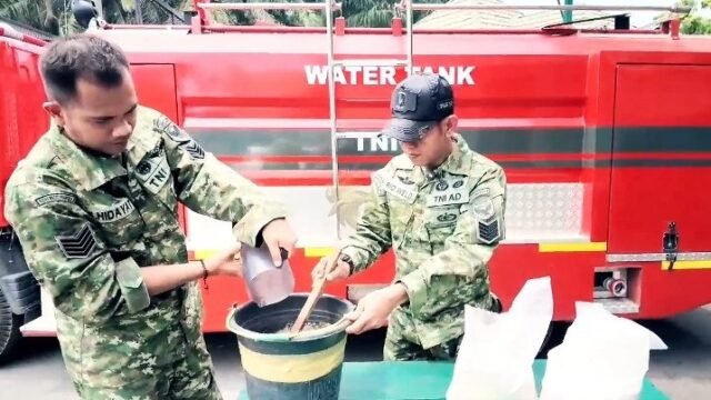 Personel Kodim 0405/Lahat mengaplikasikan inovasi PS 08 untuk penanganan Karhutla di Lahat.