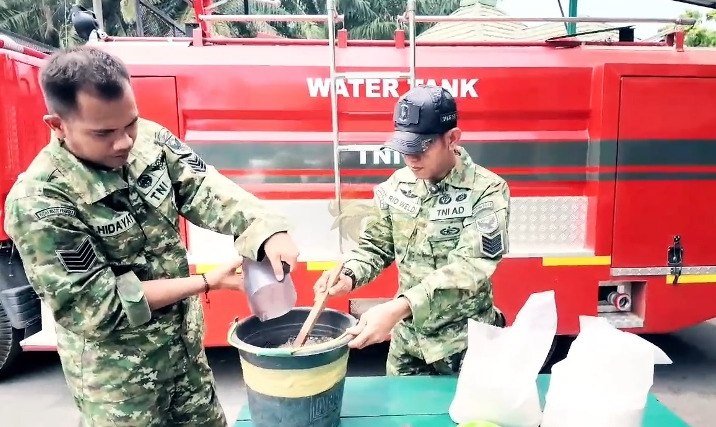 Personel Kodim 0405/Lahat mengaplikasikan inovasi PS 08 untuk penanganan Karhutla di Lahat.