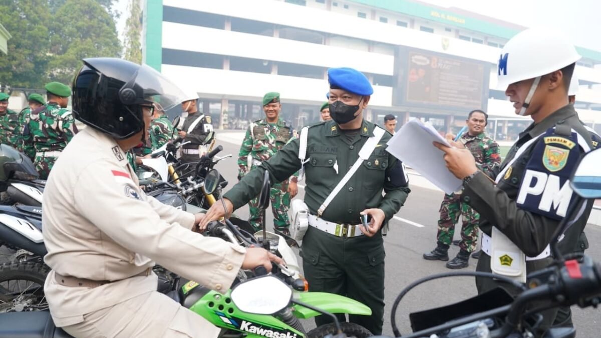 Prajurit Kodam II/Swj saat pengecekan surat kendaraan dinas dan pribadi di Makodam Palembang untuk meningkatkan disiplin.