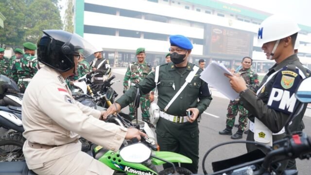 Prajurit Kodam II/Swj saat pengecekan surat kendaraan dinas dan pribadi di Makodam Palembang untuk meningkatkan disiplin.