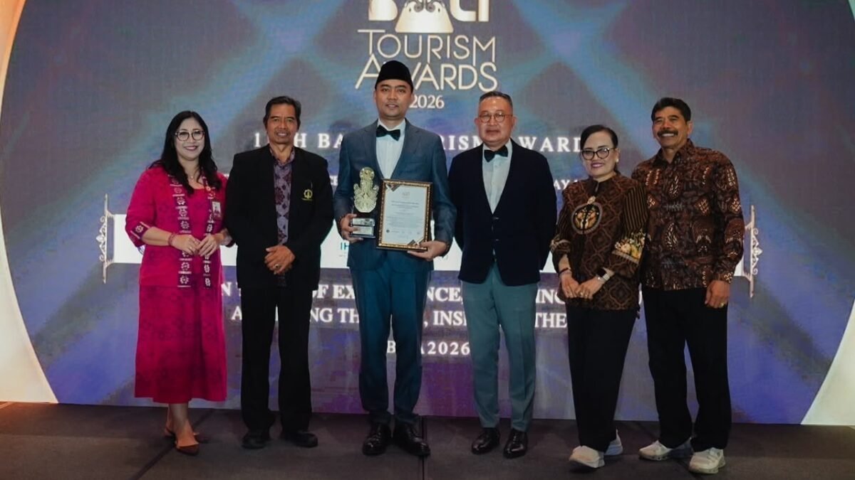 Menteri Agama Nasaruddin Umar menerima penghargaan Bali Top Hospitality Leader untuk pengembangan wisata religi.