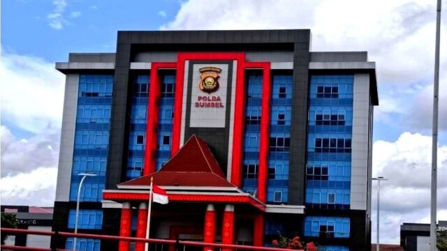 Ilustrasi penahanan oknum Bhayangkari tersangka penipuan Rp1,4 miliar oleh Polda Sumsel.