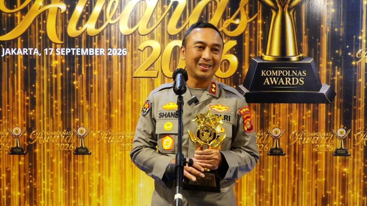 Kapolda Sumsel Irjen Pol Sandi Nugroho menerima penghargaan Polda Terbaik Kompolnas Awards 2026