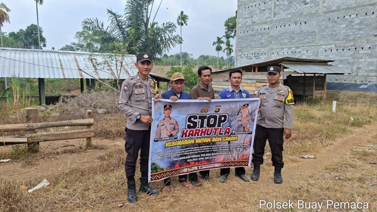 Anggota Polsek Muaradua saat sosialisasi larangan Karhutla kepada masyarakat di OKU Selatan
