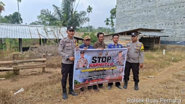 Anggota Polsek Muaradua saat sosialisasi larangan Karhutla kepada masyarakat di OKU Selatan
