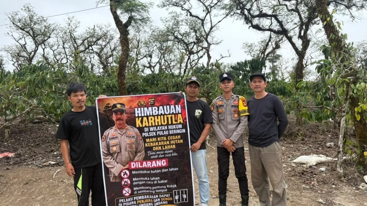 Anggota Polsek Pulau Beringin saat melakukan mitigasi Karhutla dan sosialisasi larangan membakar hutan di OKU Selatan