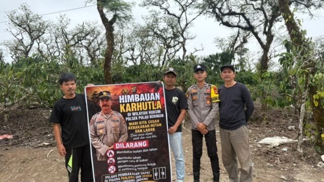 Anggota Polsek Pulau Beringin saat melakukan mitigasi Karhutla dan sosialisasi larangan membakar hutan di OKU Selatan
