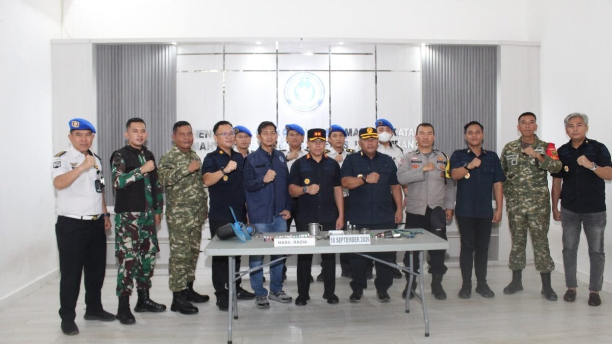 Petugas gabungan TNI, Polri, BNNP Sumsel, dan PATNAL saat melakukan razia di Rutan Kelas I Palembang.
