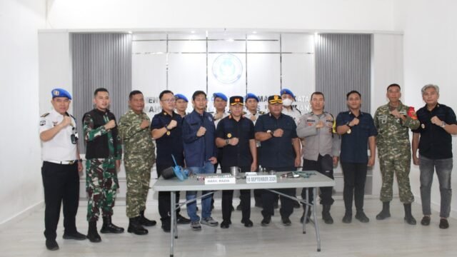Petugas gabungan TNI, Polri, BNNP Sumsel, dan PATNAL saat melakukan razia di Rutan Kelas I Palembang.