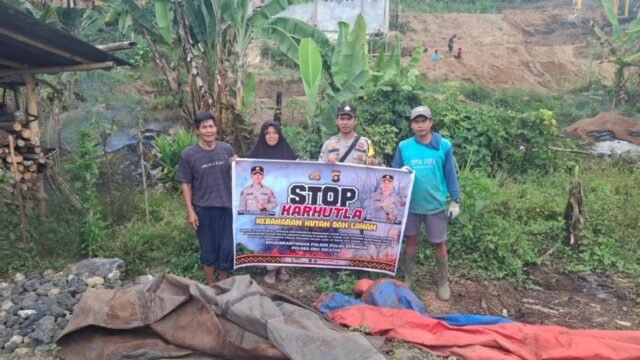 Personel Polsek Pulau Beringin saat melakukan mitigasi Karhutla di Desa Ulu Danau, OKU Selatan.