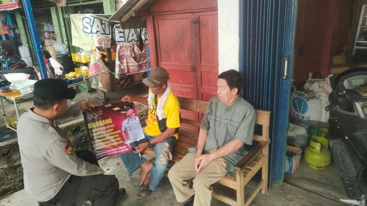 Bhabinkamtibmas Polsek Simpang saat sambangi warga Desa Sinar Mulyo untuk cegah Karhutla