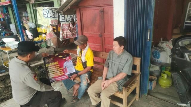 Bhabinkamtibmas Polsek Simpang saat sambangi warga Desa Sinar Mulyo untuk cegah Karhutla