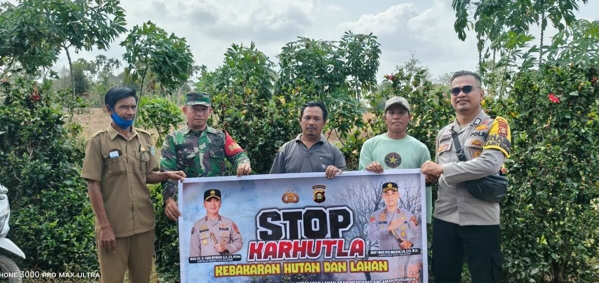 Personel Polsek Buay Pemaca dan Babinsa saat sosialisasi Karhutla di Desa Kembang, OKU Selatan