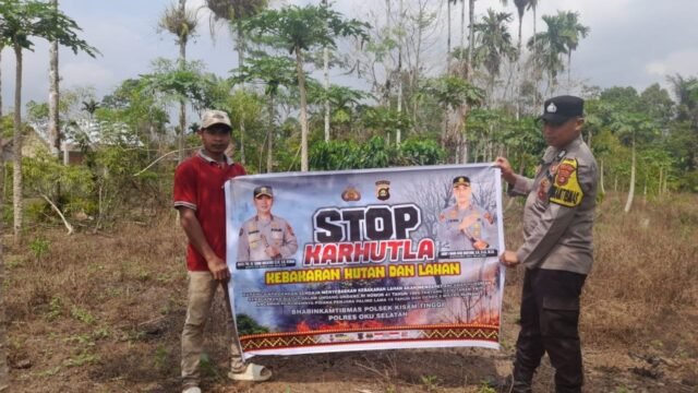 Personel Polsek Kisam Tinggi melakukan patroli dan pemadaman api untuk cegah Karhutla di Desa Danau Rata, OKU Selatan.
