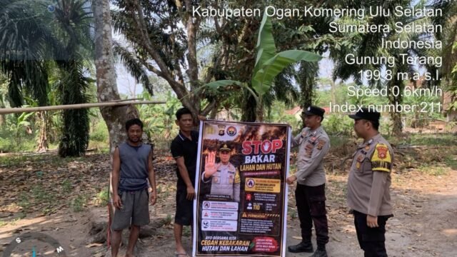 Personel Polsek Buay Sandang Aji saat melakukan mitigasi Karhutla di Desa Gunung Terang, OKU Selatan.