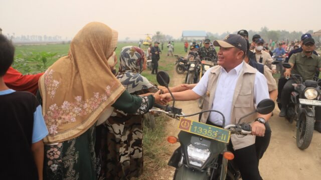 Gubernur Herman Deru memimpin gotong royong perbaikan jembatan di Telang Rejo Banyuasin