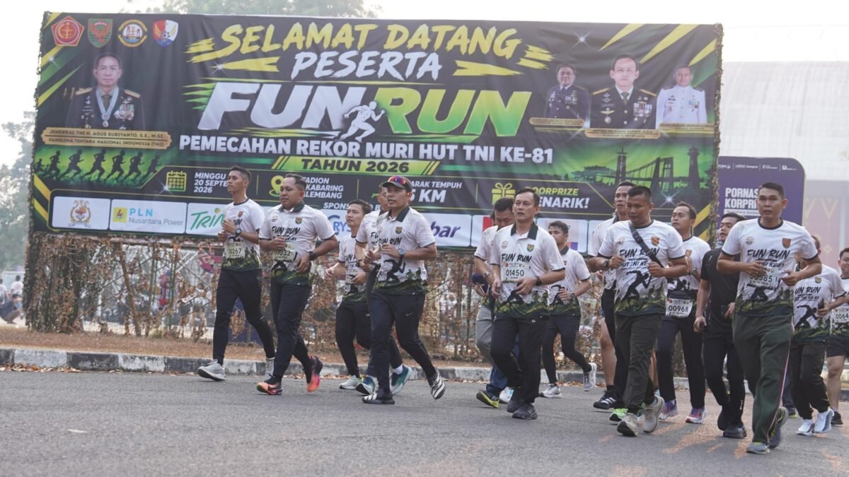 Pangdam II/Sriwijaya Mayjen TNI Ujang Darwis melepas 4.000 peserta Fun Run HUT TNI ke-81 di Jakabaring, Palembang.