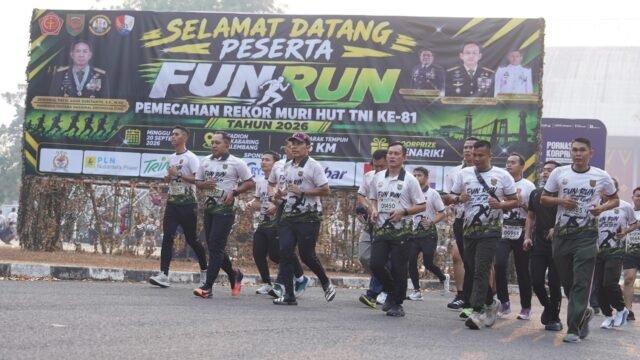 Pangdam II/Sriwijaya Mayjen TNI Ujang Darwis melepas 4.000 peserta Fun Run HUT TNI ke-81 di Jakabaring, Palembang.