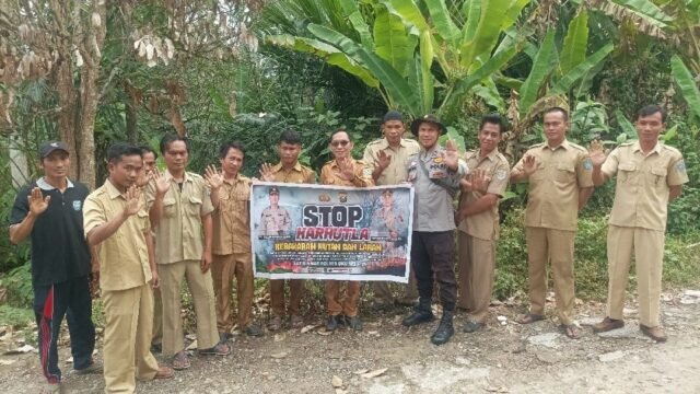 Personel Polsek Muaradua saat mitigasi Karhutla dan sosialisasi larangan membakar lahan di OKU Selatan.