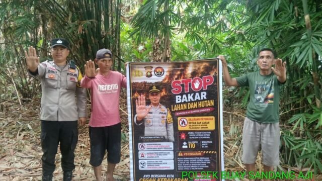 Personel Polsek Buay Sandang Aji saat melakukan patroli dan sosialisasi pencegahan Karhutla di OKU Selatan.