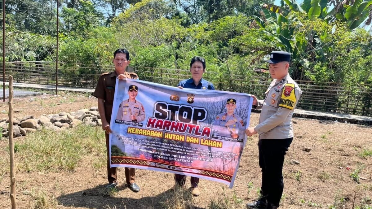 Personel Polsek Kisam Tinggi saat patroli pencegahan Karhutla di OKU Selatan