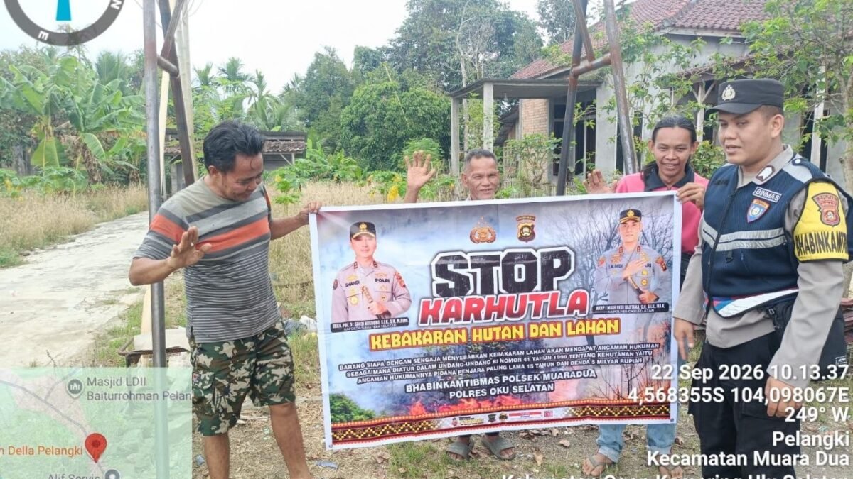 Bhabinkamtibmas Polsek Muaradua saat memberikan himbauan Kamtibmas di Desa Pelangki.