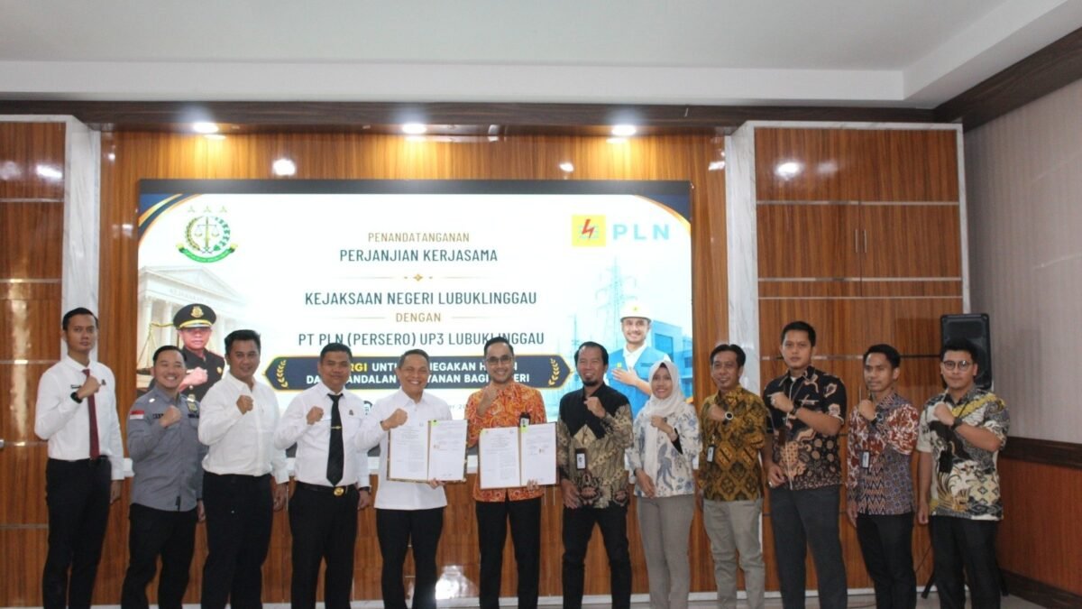 Manajer PLN UP3 Lubuklinggau dan Kepala Kejaksaan Negeri Lubuklinggau menandatangani PKS sinergi hukum