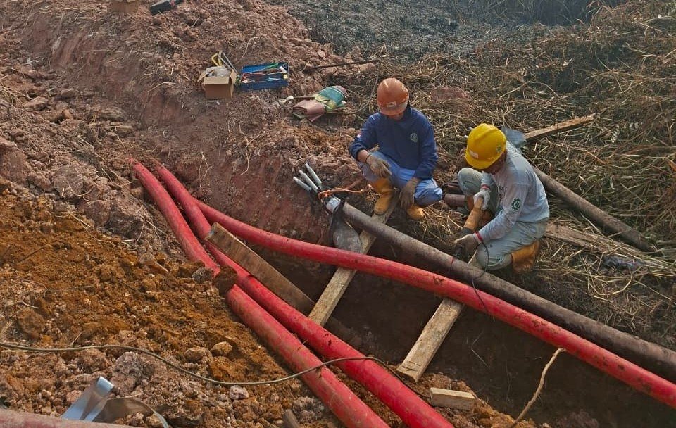 Petugas PLN UP3 Palembang melakukan perbaikan infrastruktur listrik yang terdampak karhutla di Jalan Tanjung Api-Api.