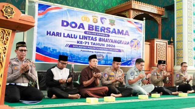 Personel Ditlantas Polda Sumsel dan santri saat doa bersama di pesantren memperingati Hari Lalu Lintas Bhayangkara ke-71.