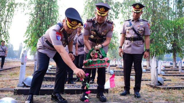 Personel Ditlantas Polda Sumsel tabur bunga di TMP Ksatria Ksetra Siguntang Palembang dalam peringatan Hari Lalu Lintas Bhayangkara ke-71.