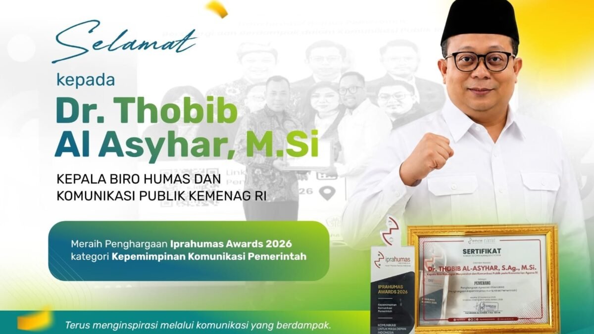 Kepala Biro HKP Thobib Al Asyhar menerima penghargaan kepemimpinan komunikasi pemerintah